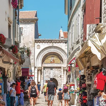 2 Bedroom Cozy In Apartman Porec