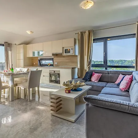 2 Bedroom Cozy In Apartment