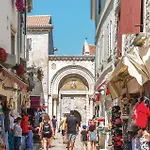 2 Bedroom Cozy In Διαμέρισμα Πόρετς